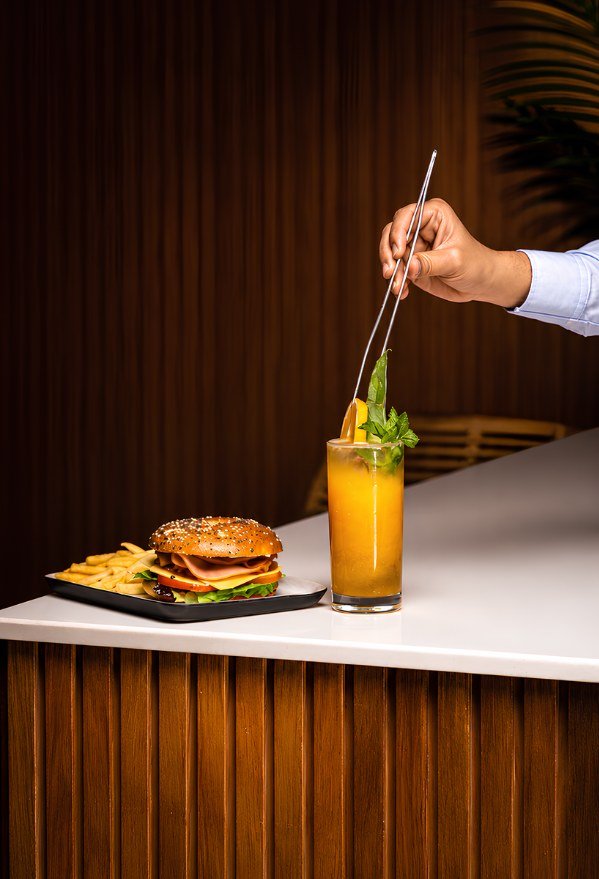 Burger et jus d'orange frais chez Nola by Ari