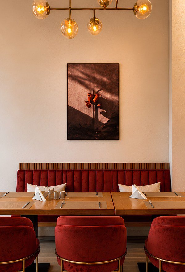 La salle de Nola by Ari, banquettes rouges et lustres