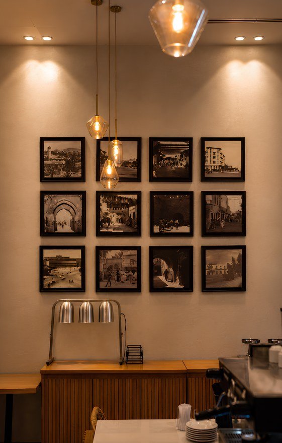 Le comptoir café et le mur de photos