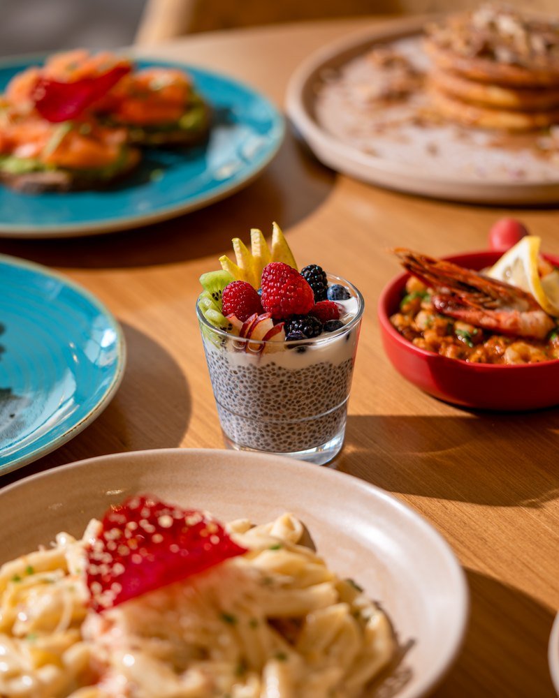 Table de brunch : chia pudding, toasts au saumon, pancakes et crevettes