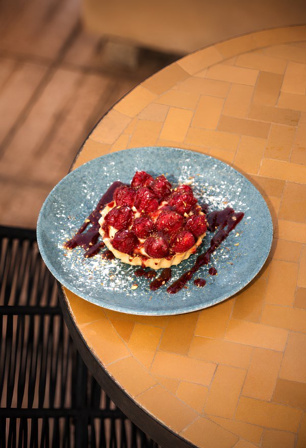 Tarte aux framboises servie en terrasse