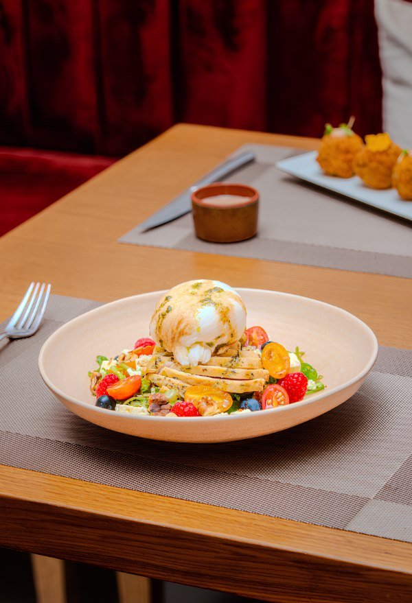 Salade burrata, poulet grillé et tomates cerises